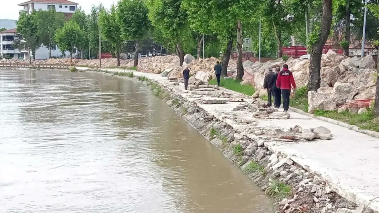 Taşkın riski nedeniyle eğitime 2 gün ara verildi
