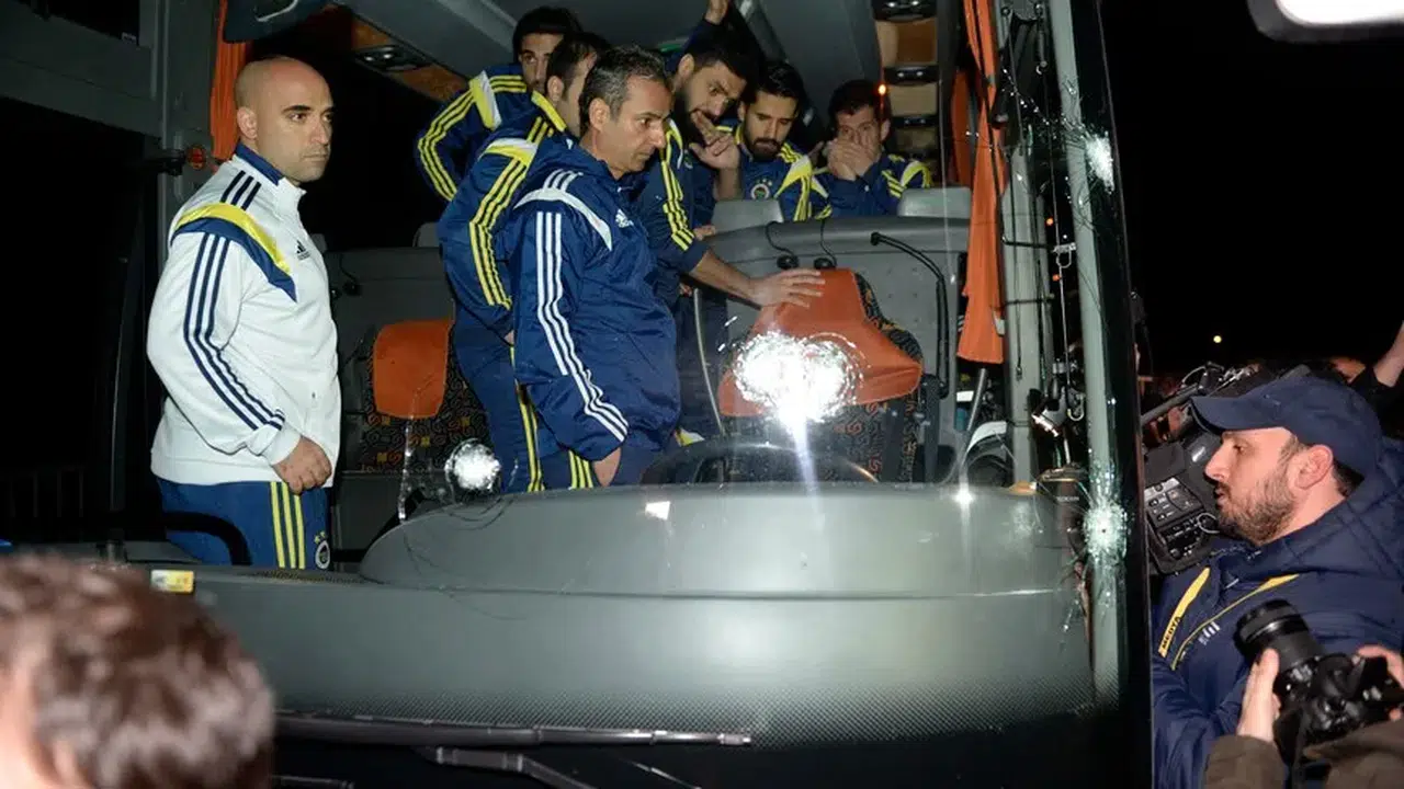 Bakan Gürlek duyurdu! Fenerbahçe otobüsüne saldırı dosyası yeniden ele alınacak