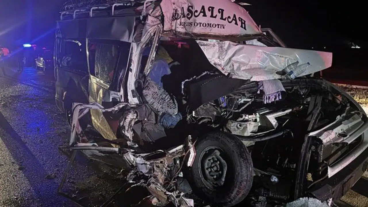 Aksaray’da tarım işçilerini taşıyan minibüs tır ile çarpıştı: 12 yaralı