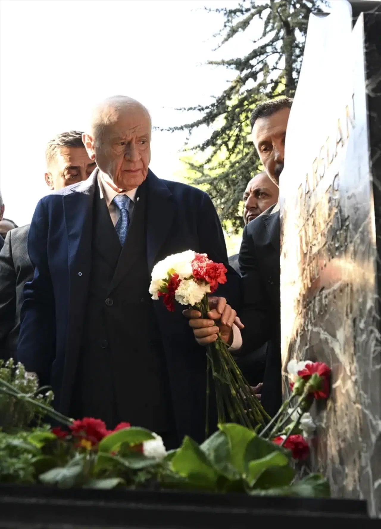 Bahçeli, Türkeş'in mezarını ziyaret etti! "Bayram mesajı" yanıtı dikkat çekti