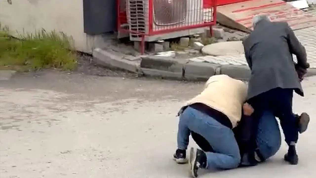 Bolu’da sokak ortasında darp! İki kişi bir kişiyi darbetti