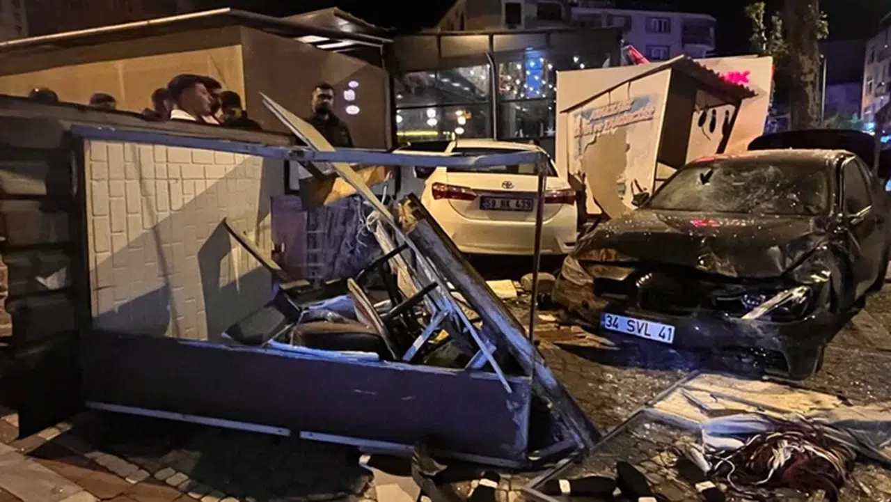 Tekirdağ’da otomobil otobüs durağına çarptı: 3 kişi yaralandı