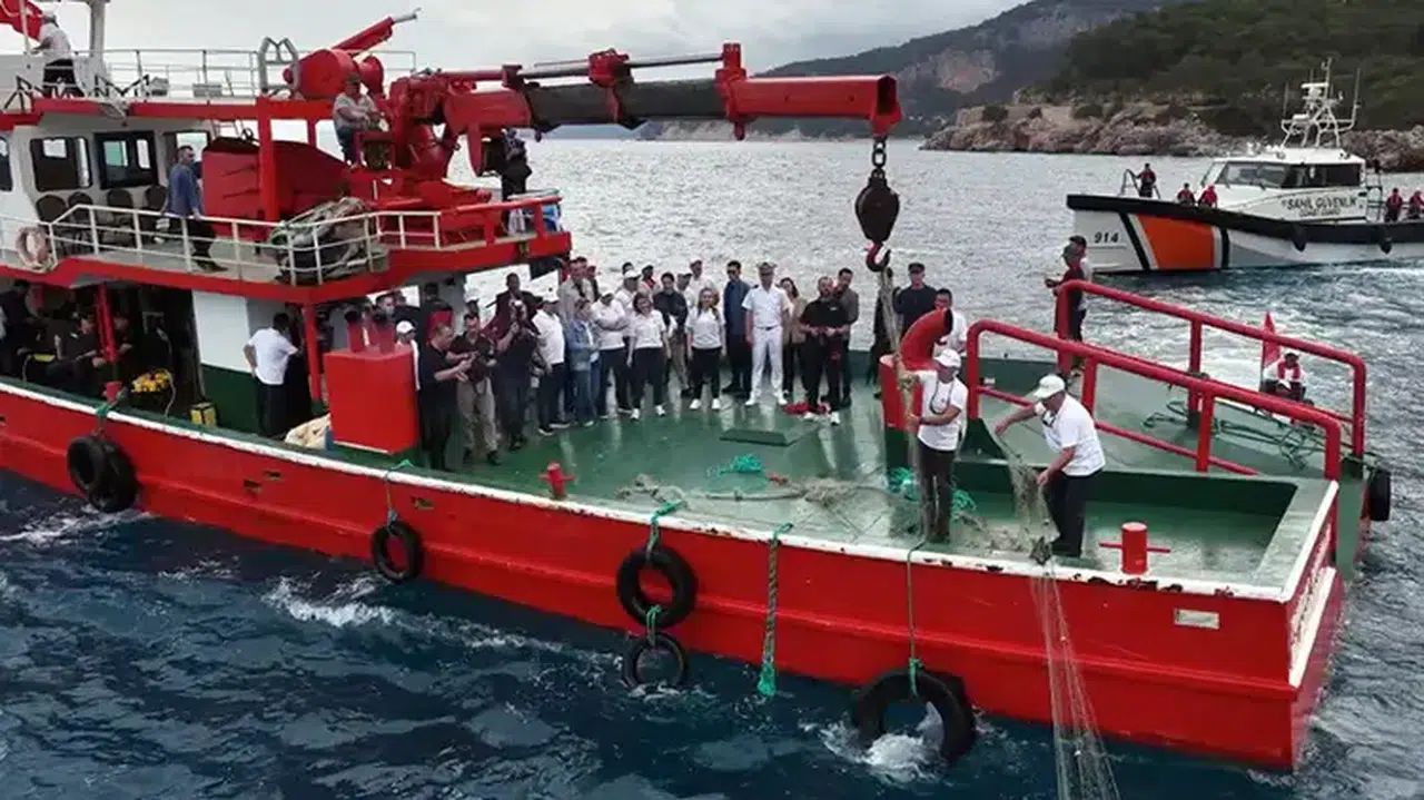Antalya’da deniz temizliği çalışması: 500 metrelik hayalet ağ çıkarıldı