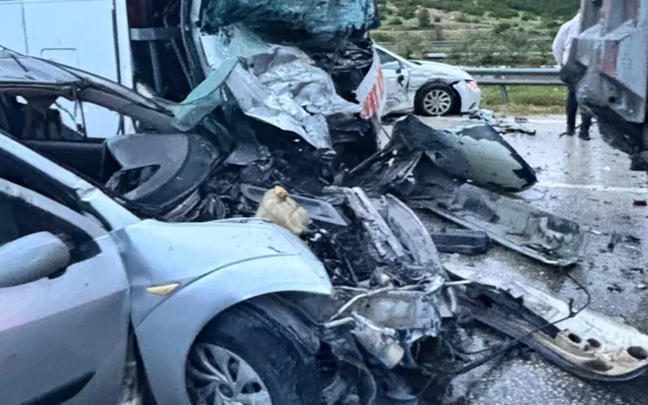 TAG Otoyolu’nda zincirleme kaza: çok sayıda araç karıştı yaralılar var