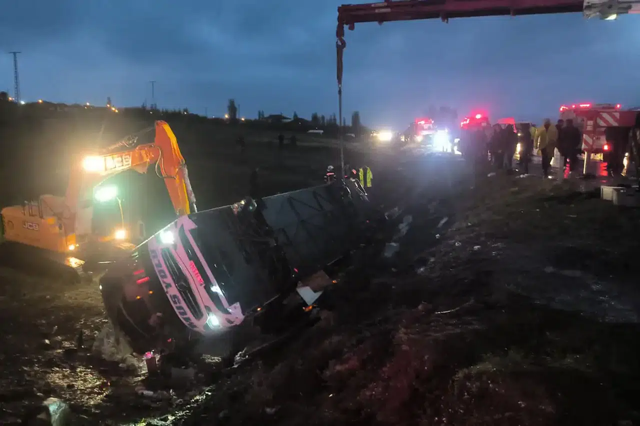 Malatya’da yolcu otobüsü devrildi: 4 ölü 15 yaralı