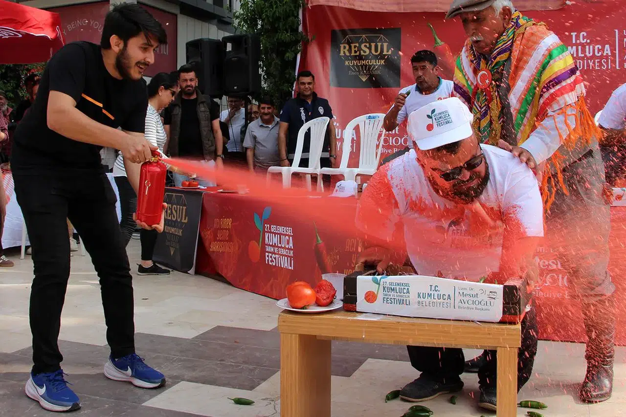 Acı biber yeme yarışmasında zorlu mücadele yarışmacılar gözyaşlarına hakim olamadı