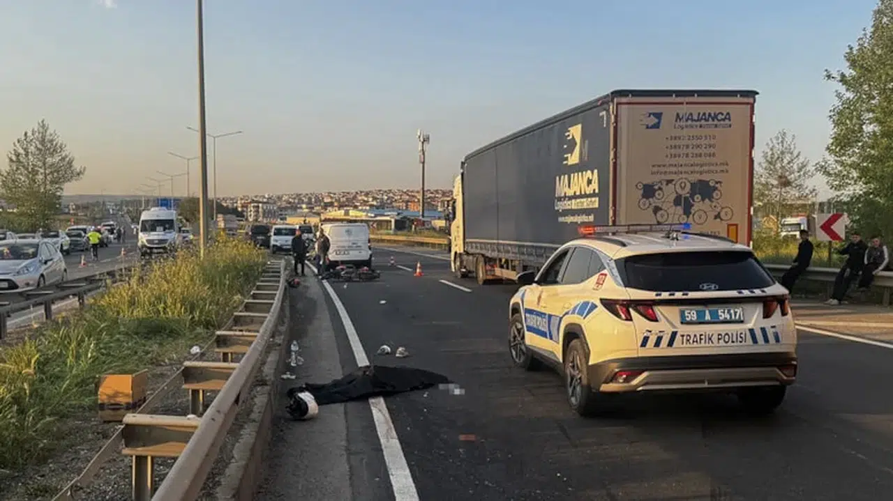 Bariyerlere çarpan motosikletli feci şekilde can verdi