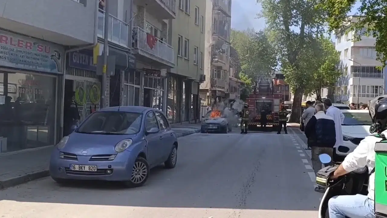 Bursa’da park halindeki araç alevlere teslim oldu