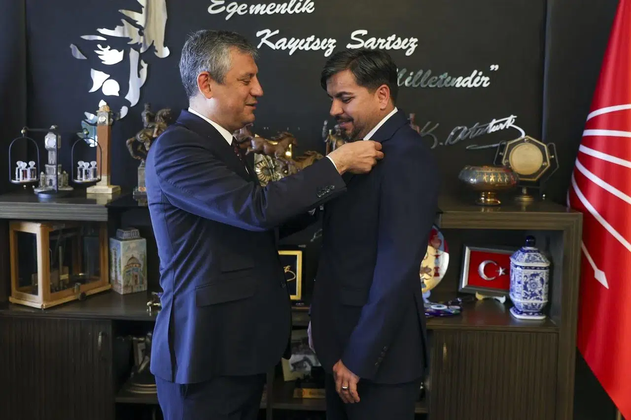 Rozetini Özgür Özel takmıştı: CHP, Arif Kocabıyık'ın üyelik işlemlerini durdurdu