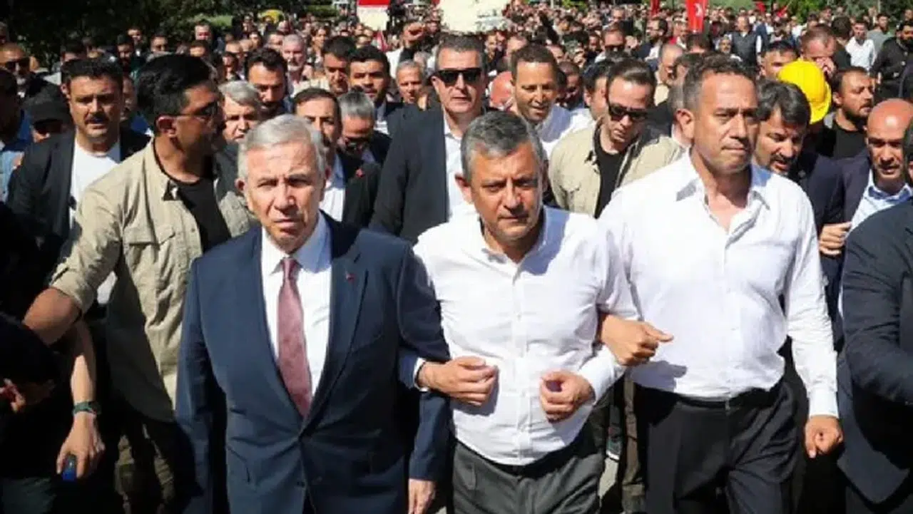 Mansur Yavaş neden Özgür Özel’in yanında yer aldı? Perde arkasındaki iddialar gündem oldu