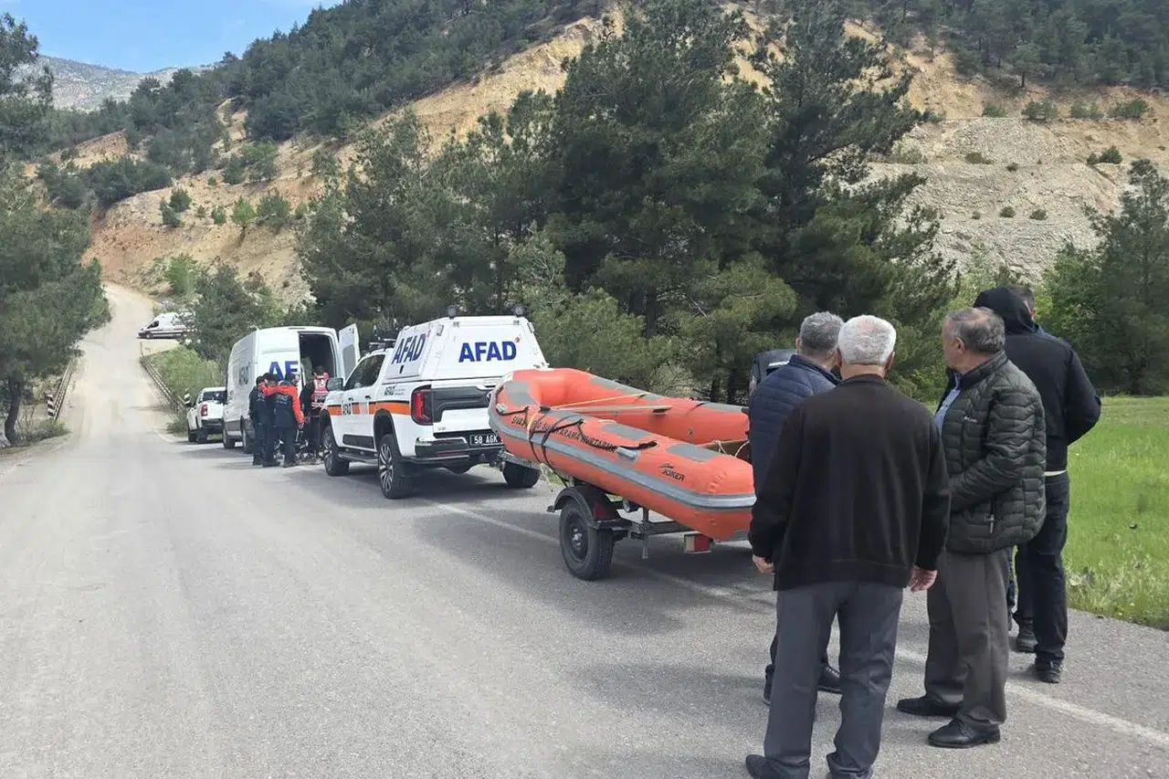 Sivas’ta otomobil dereye uçtu: 1 kişi öldü, 1 kişi yaralandı, 1 kişi kayboldu