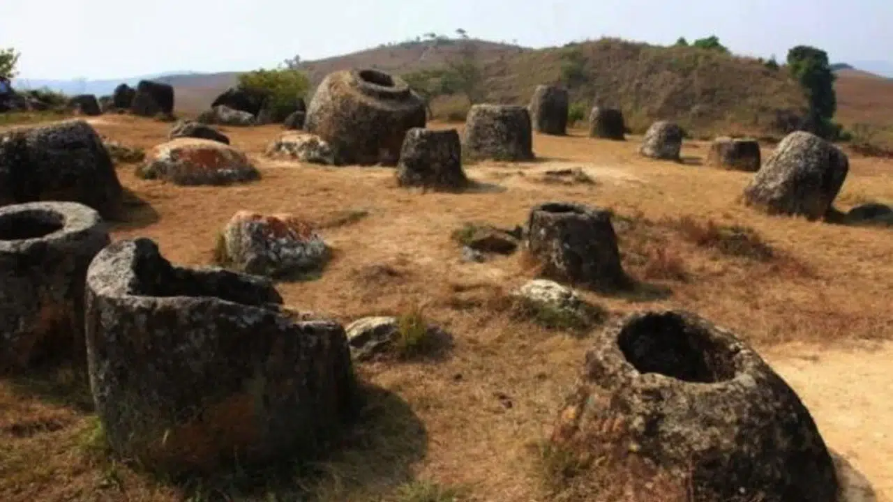 Dev taş küplerin içinden 270 yıllık aile mezarlığı çıktı