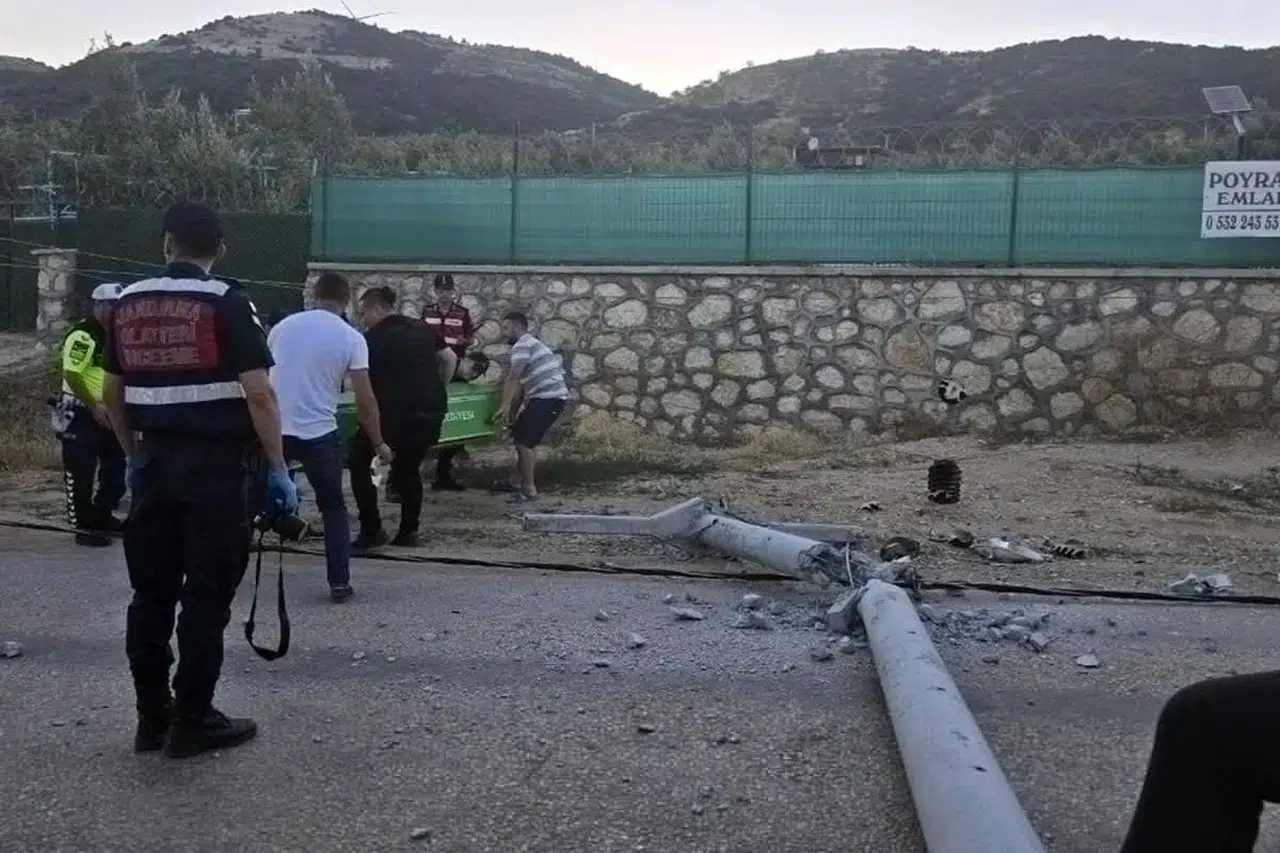 Trafik kazasına yardım etmek isterken yüksek gerilim hattına kapılan genç hayatını kaybetti