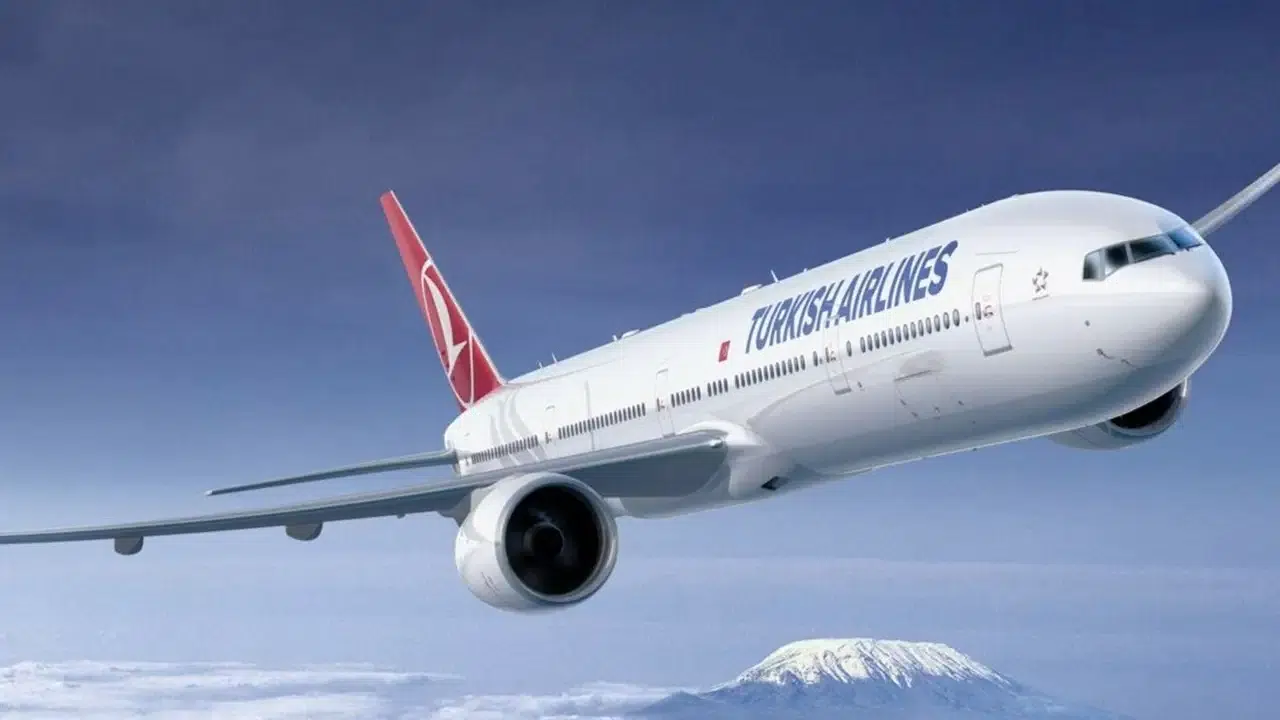 THY uçağı Antalya Havalimanı’nda anten direğine çarptı: 267 yolcu tahliye edildi