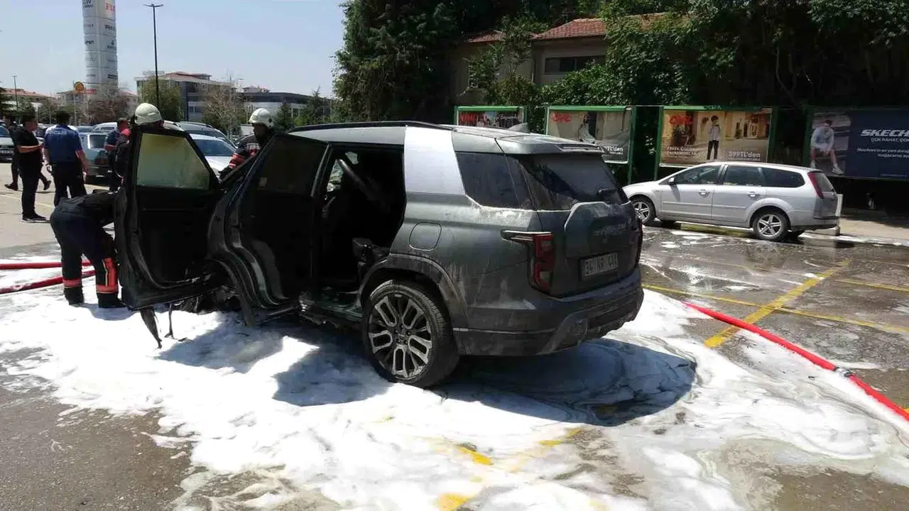 Malatya’da park halindeki araç kullanılamaz hale geldi