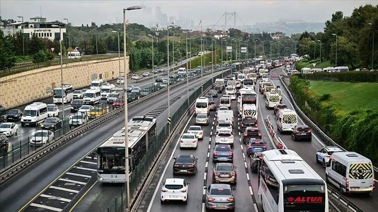 Araç içi donanımlarda yeni dönem! Telefon tutucusu ve ses sistemlerine yasal düzenleme