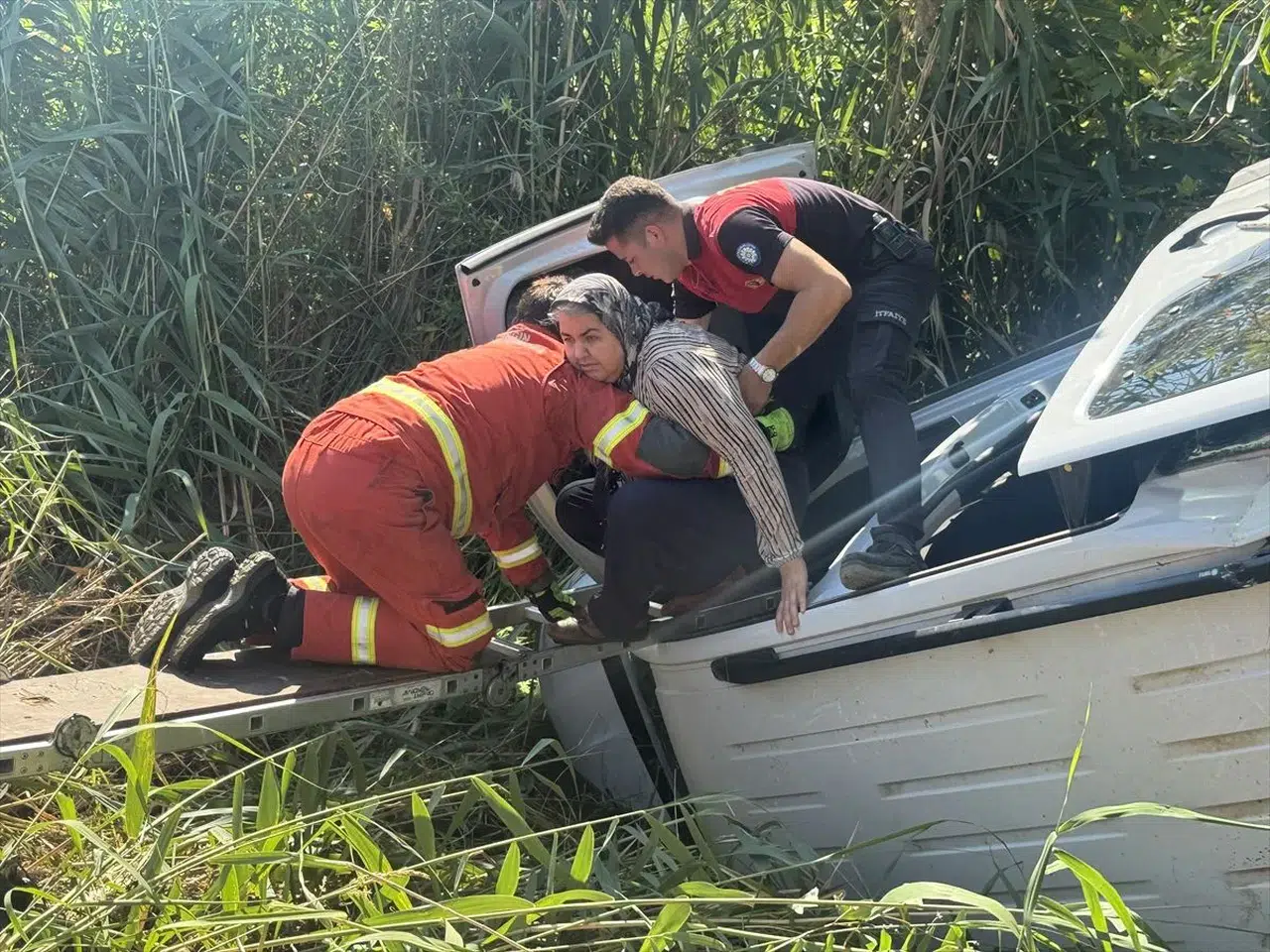 Fethiye'de hafif ticari otomobil dereye devrildi: 2 kişi yaralı