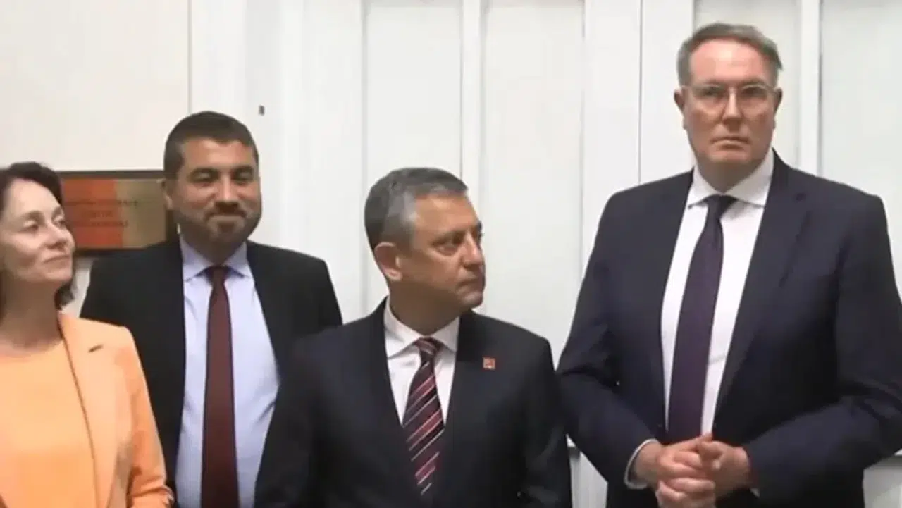 Özgür Özel konuşurken salonda elektrikler kesildi