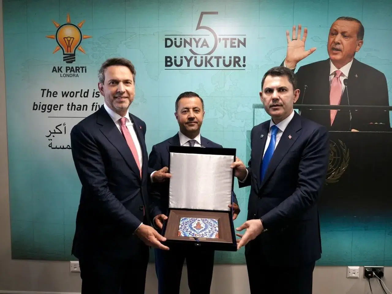 Murat Kurum ve Alparslan Bayraktar, Londra’da AK Parti teşkilatıyla bir araya geldi