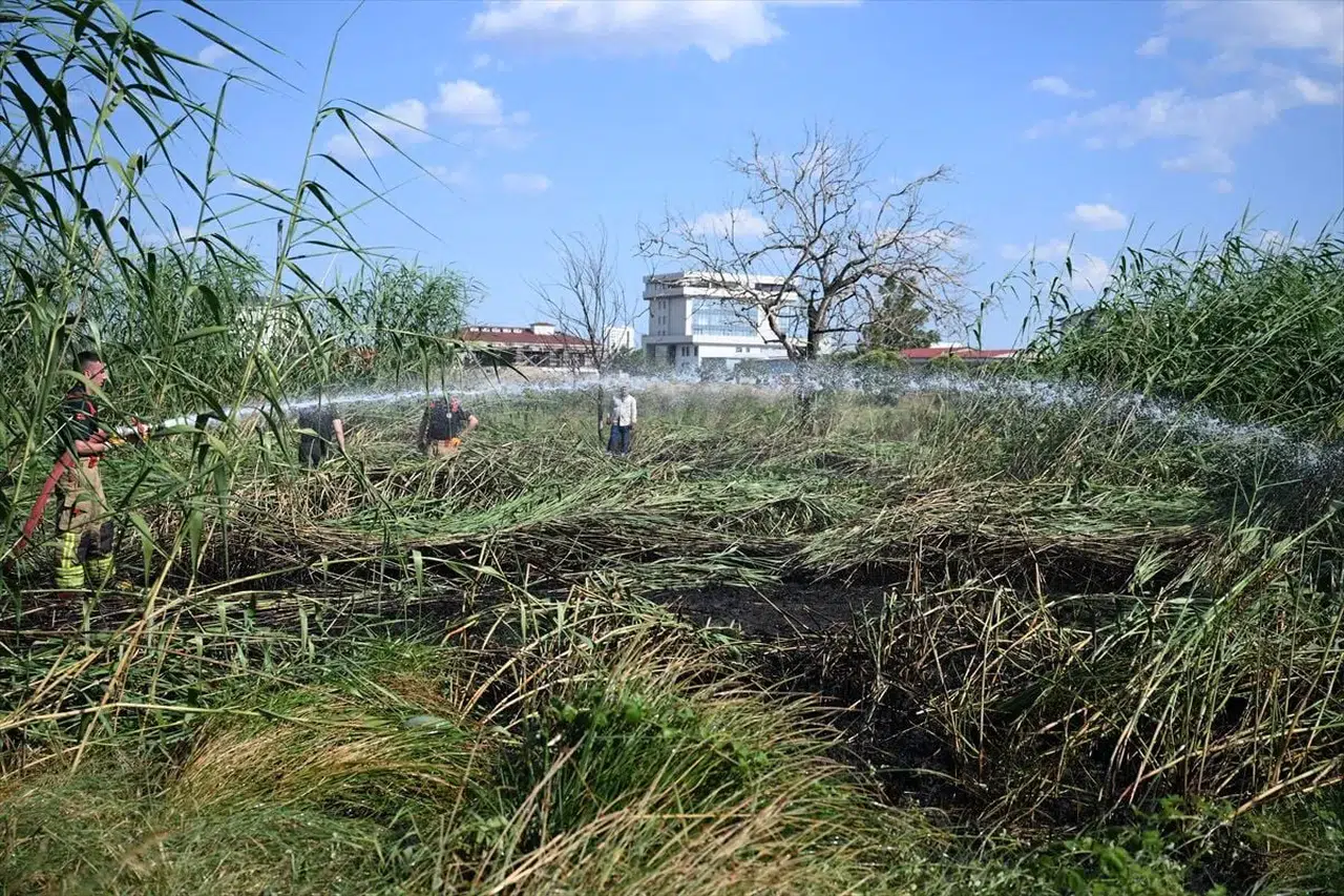 Edirne'de otogar yakınında çıkan yangın kontrol altına alındı