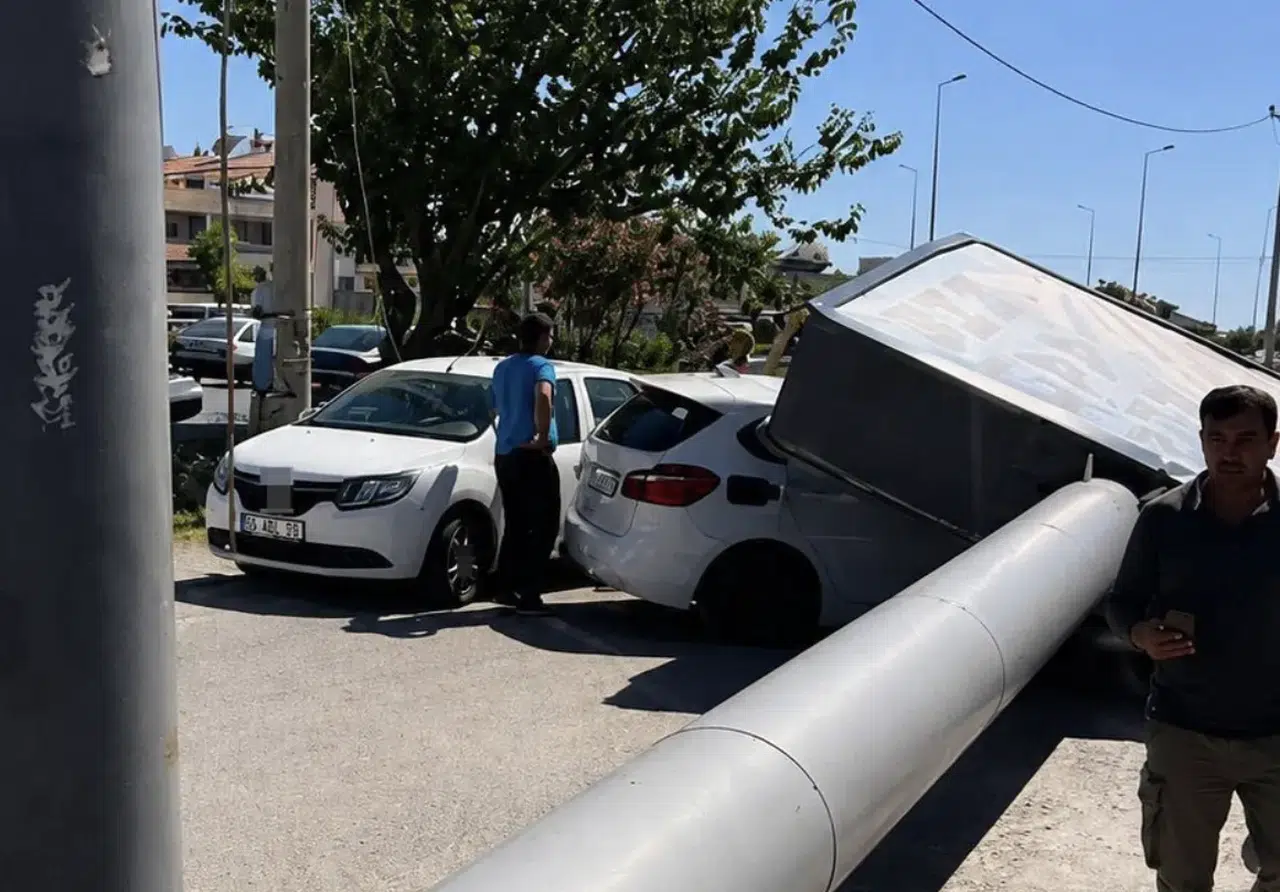 Balıkesir'de market tabelası park halindeki araçların üzerine düştü