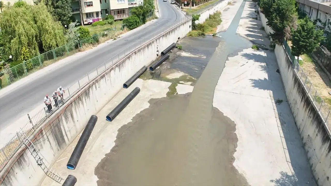 Küçükçekmece Gölü'e karışan kirli su gölün rengini değiştirdi