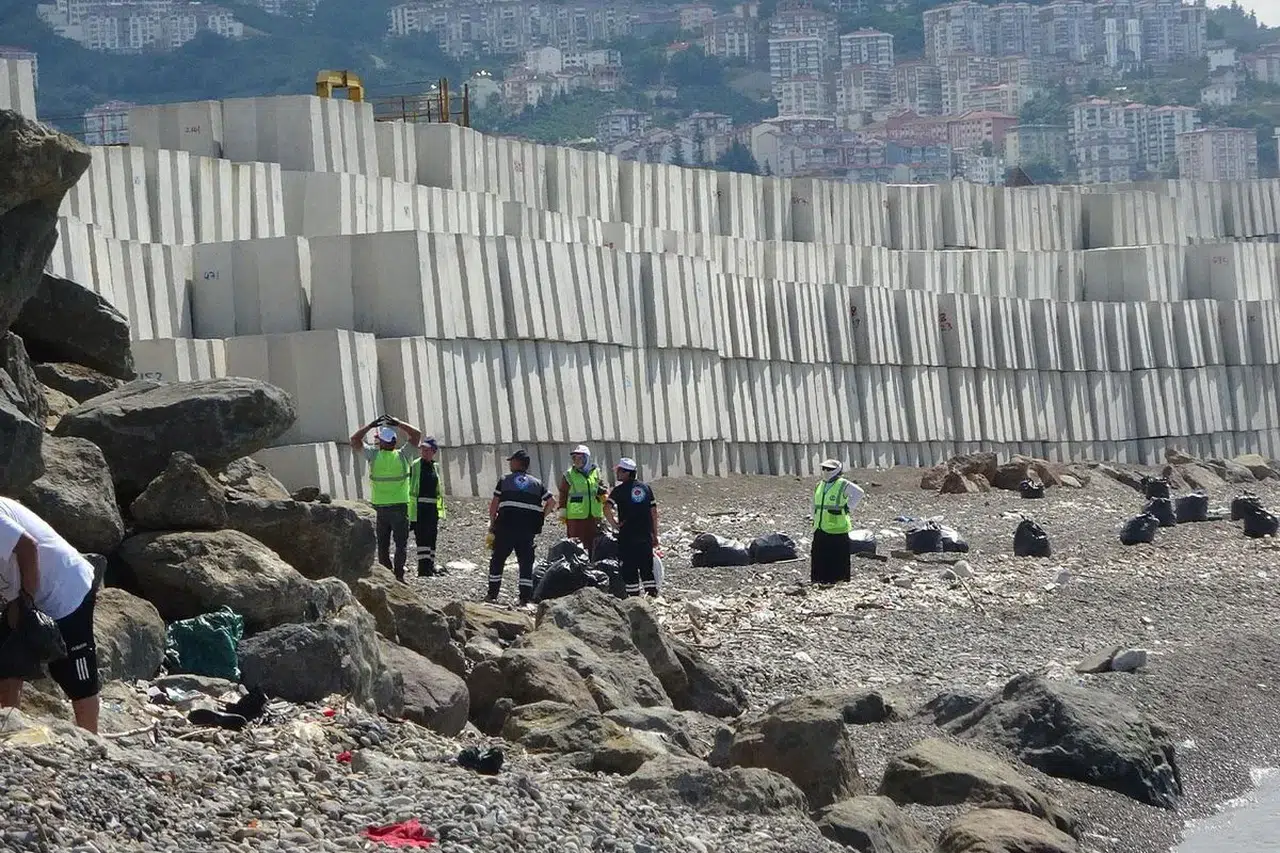 Faroz Limanı'ndaki dev bloklar dikkat çekiyor: Görüntü Çin Seddi'ni andırdı