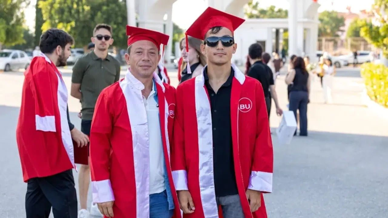Baba ve oğul aynı sırada okudu, aynı gün mezun oldu