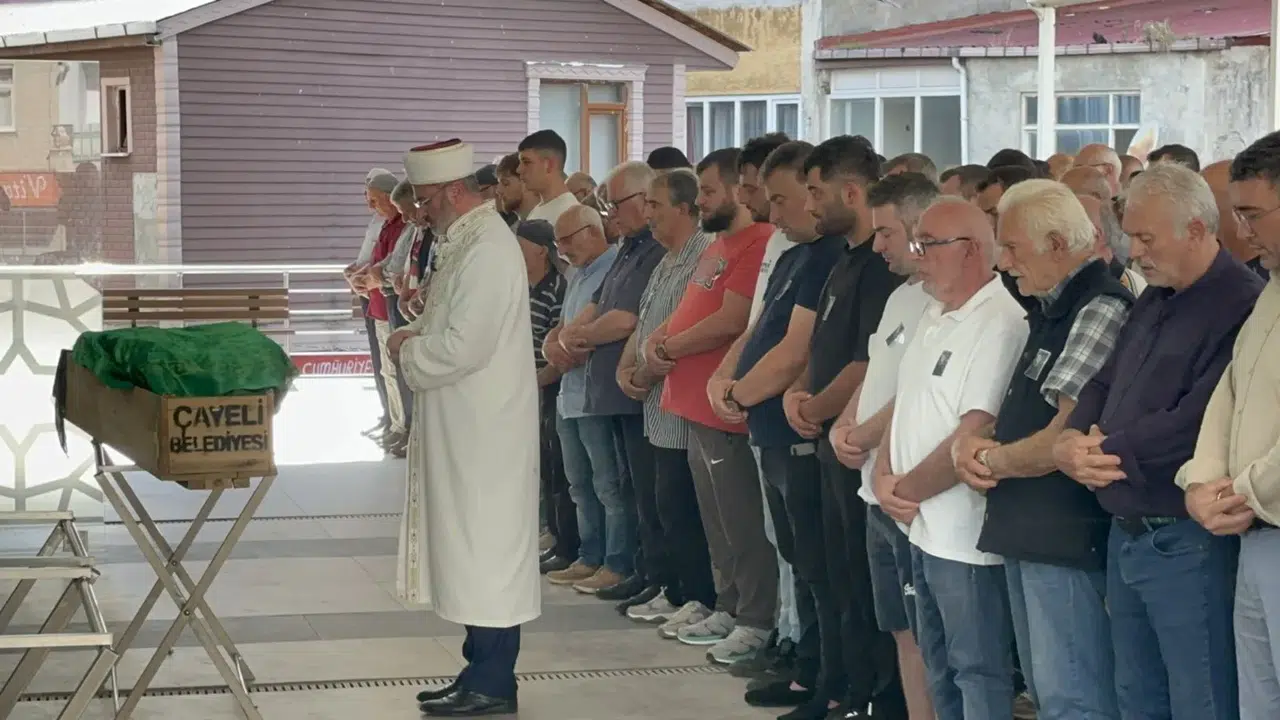 Rize'de trafik faciasında yaşamını yitiren gençler toprağa verildi