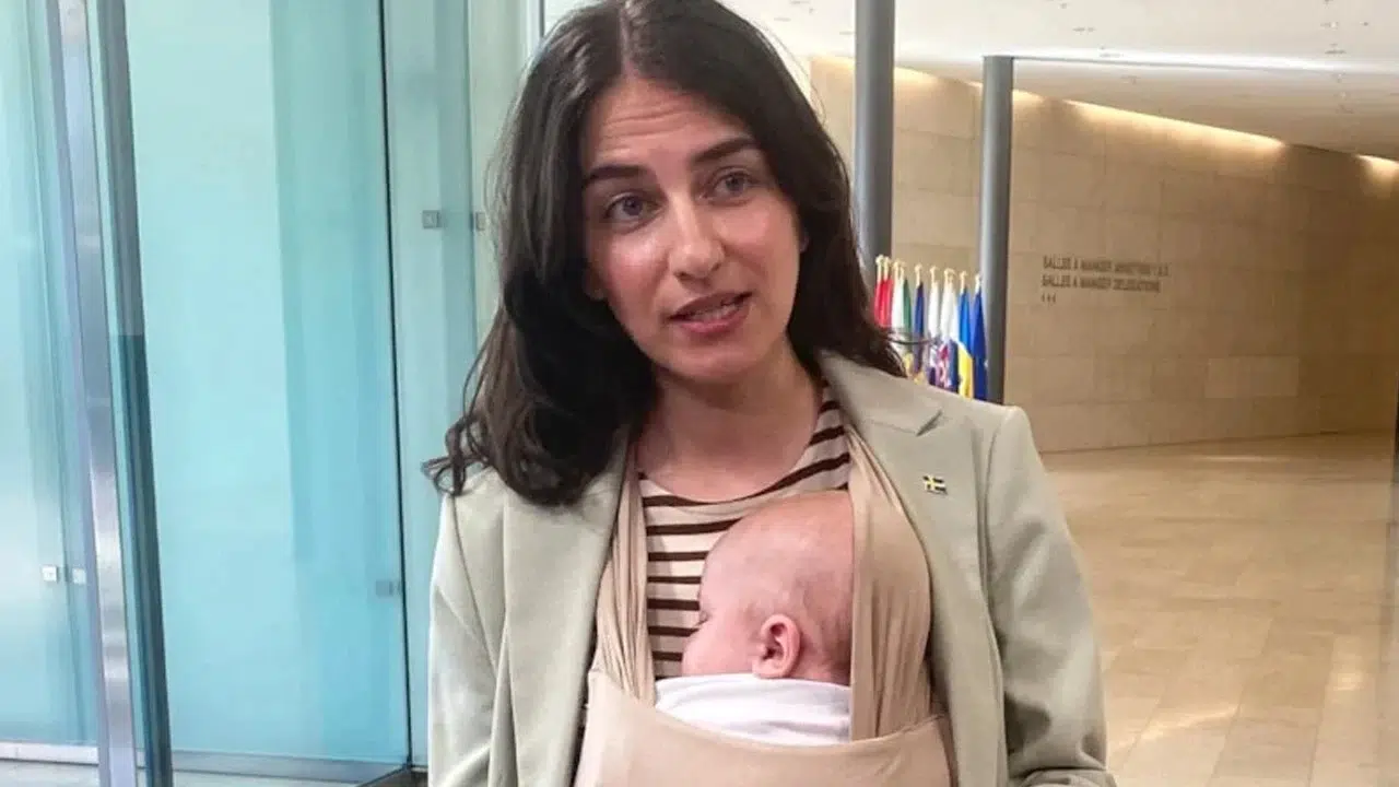 AB'de bir ilk: İsveçli Bakan toplantıya 3 aylık bebeğiyle katıldı