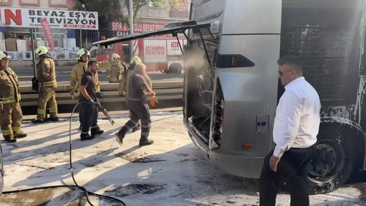 Avcılar’da seyir halindeki metrobüste yangın çıktı: Yolcular tahliye edildi