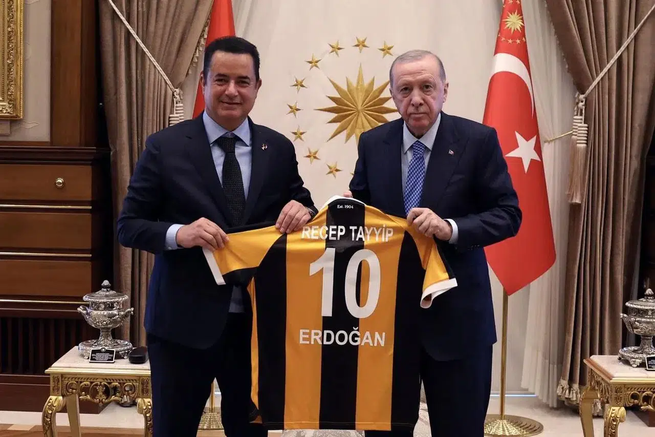 Acun Ilıcalı, Cumhurbaşkanı Erdoğan'a Hull City forması hediye etti