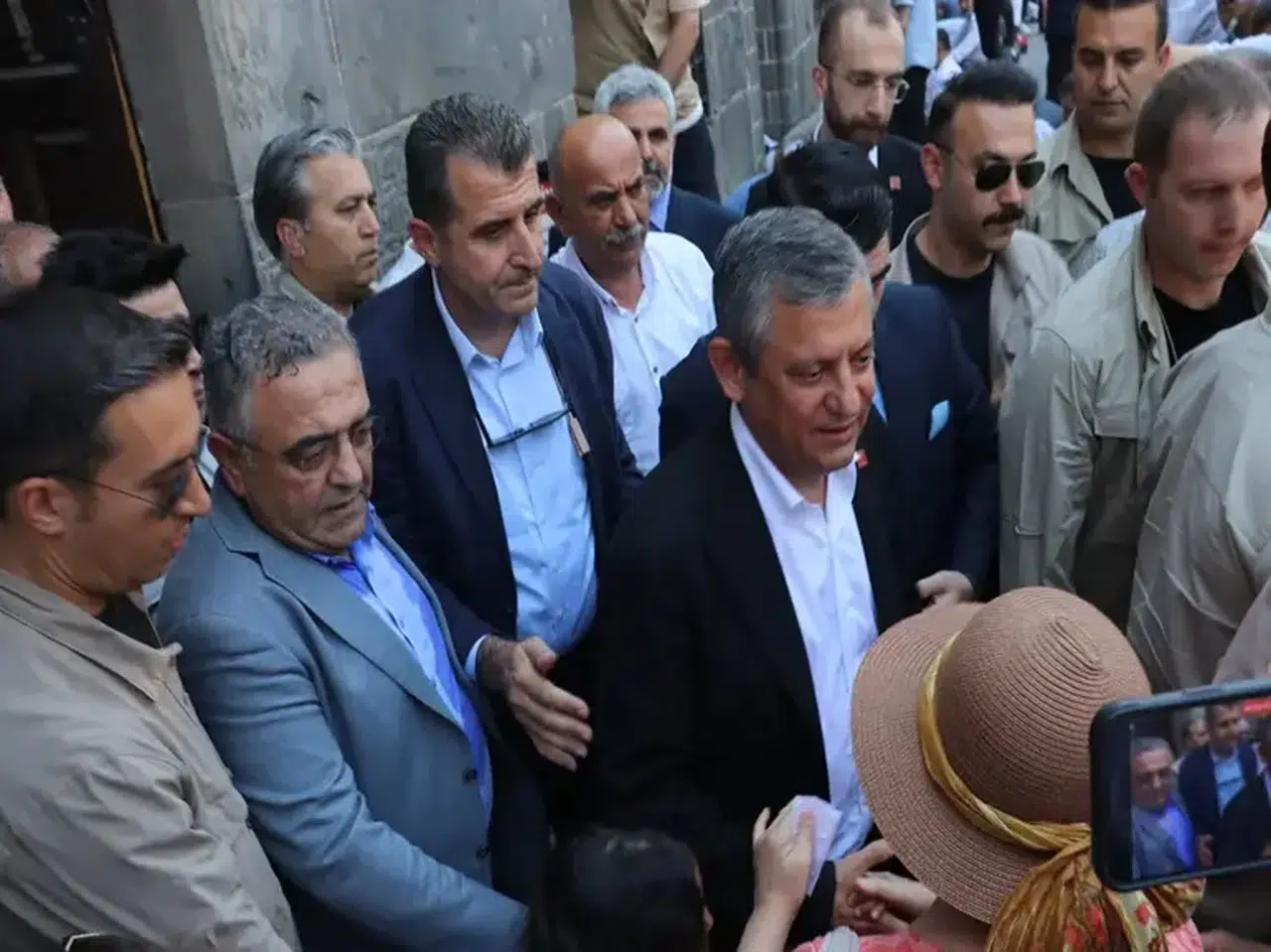 Özgür Özel, Diyarbakır'da: "Kayyımdan sonra binaları geride bıraktık, yürüyoruz"