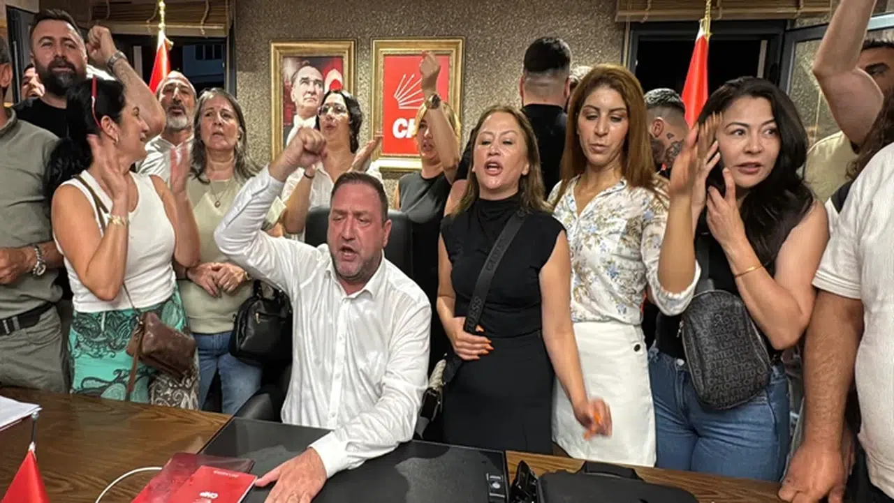 CHP İzmir İl Başkanlığı'nda devir teslim gerginliği: Utku Gümrükçü göreve başladı