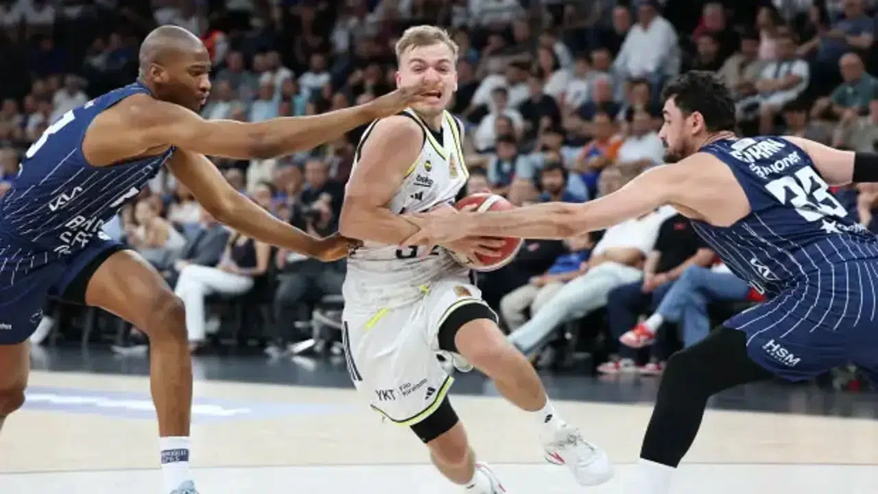 Anadolu Efes, Fenerbahçe'yi 102 sayıyla devirdi