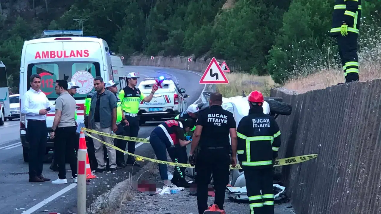 Burdur'da tır ile hafif ticari araç çarpıştı: 83 yaşındaki sürücü yaşamını yitirdi