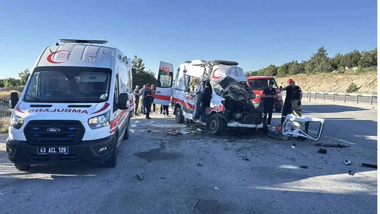 Hasta nakil ambulansı iki tıra çarptı! 1 kişi hayatını kaybetti, 4 yaralı