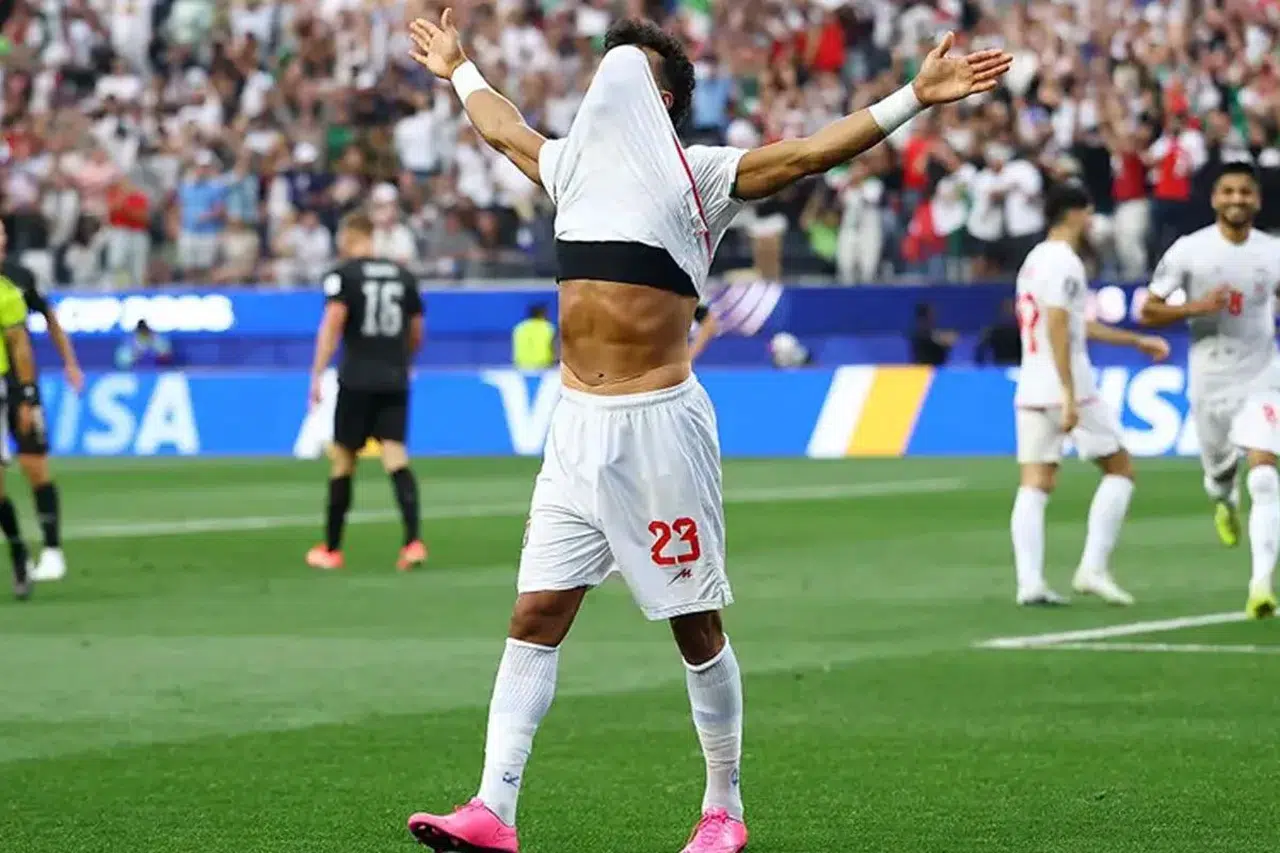 İranlı futbolcunun gol sevinci gündem oldu: “Dünyada olanları görmek istemiyorum”
