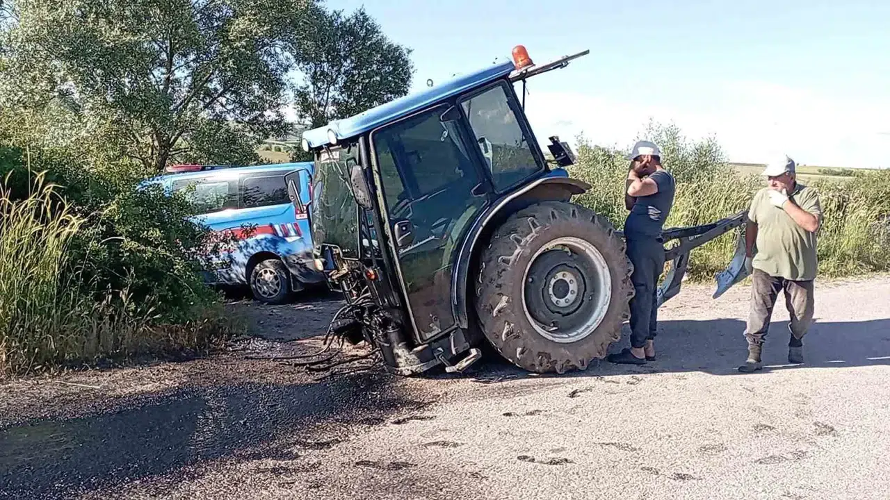 Tokat’ta traktör ile otomobil çarpışt: Traktör ikiye bölündü