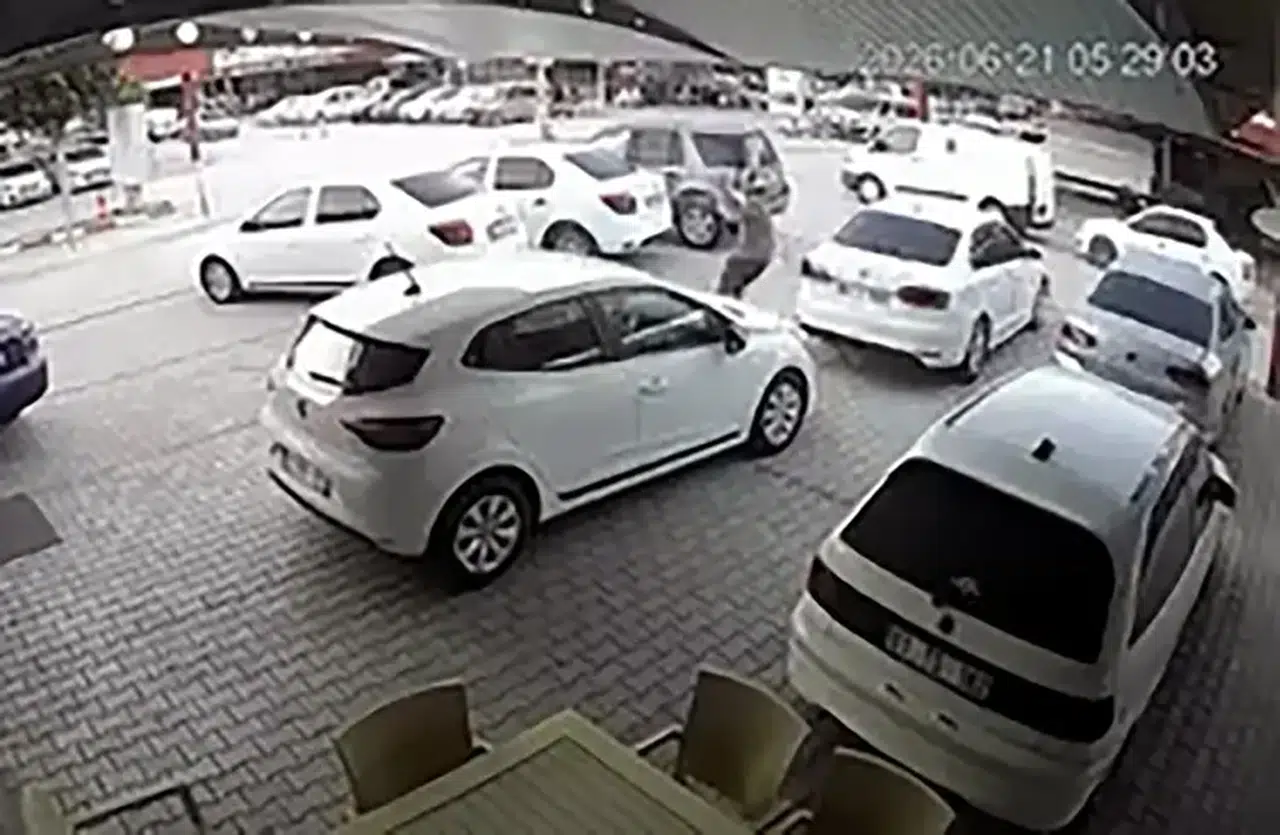 Adana’da oto galeriye silahlı saldırı: Kaçan şüpheli aranıyor