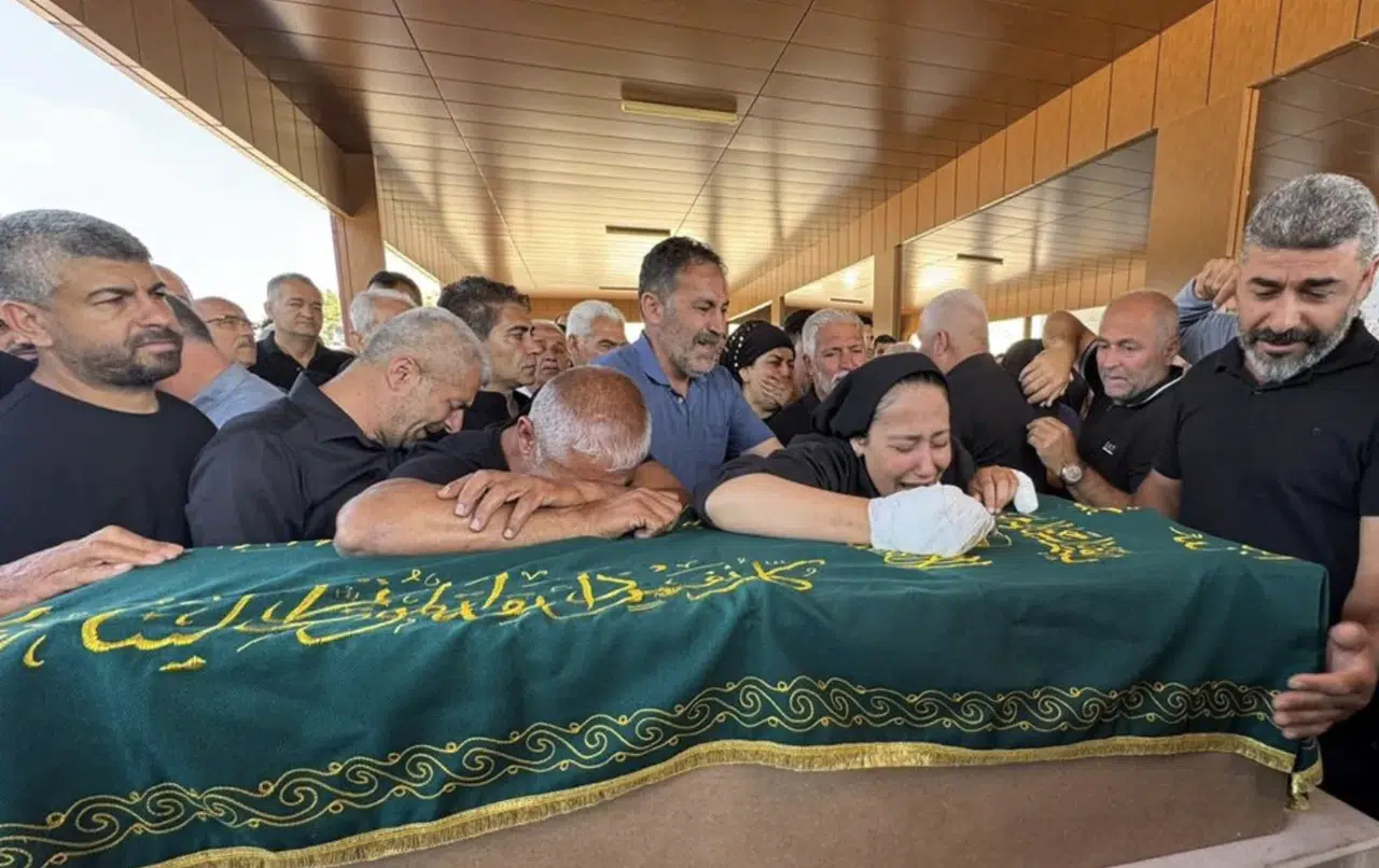 Kızının mezarını ziyaret etmek isteyen anne ve diğer kızı yaşamını yitirdi
