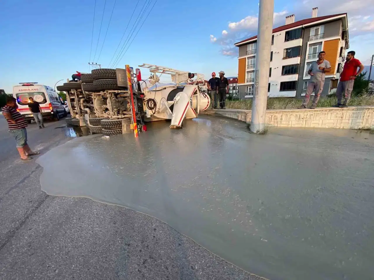 Beton mikseri kontrolden çıktı: Sürücü yaralandı