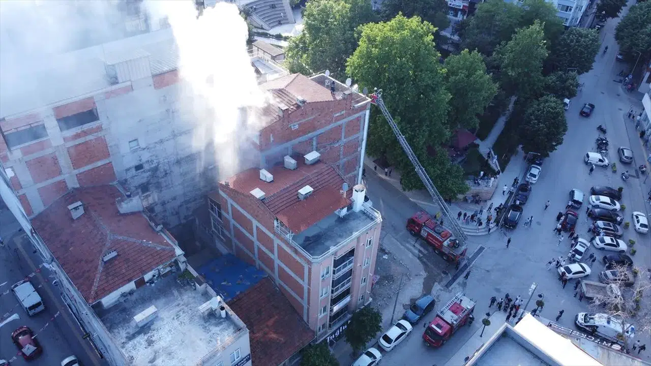 Bilecik'te 4 katlı binada yangın: Bina tedbir amaçlı boşaltıldı