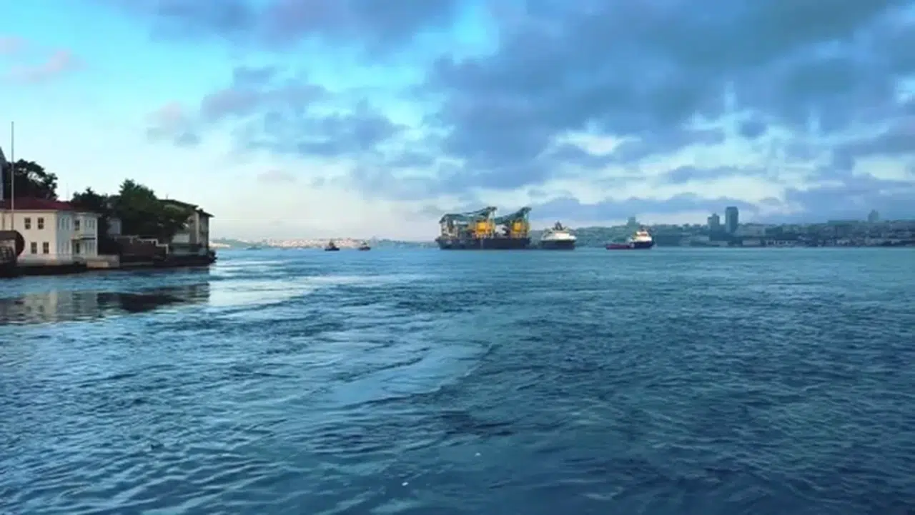 Dev vinç gemisi Saipem 7000 İstanbul Boğazı’ndan geçti