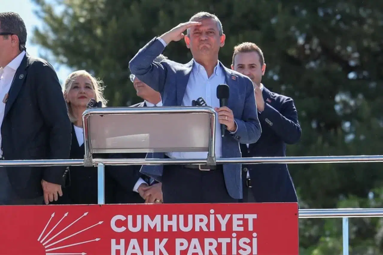 Özgür Özel'den Devlet Bahçeli açıklaması: "Başını kaldırdı ve selam verdi"