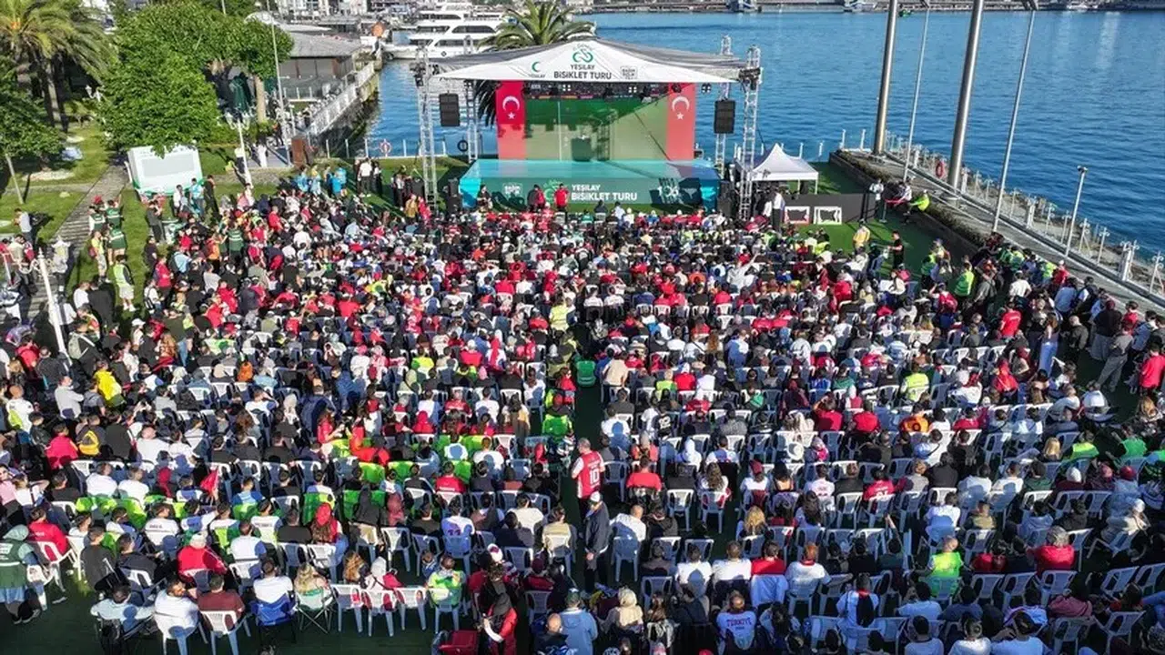 İstanbul'daki vatandaşlar, sabah namazına milli formayla katıldı