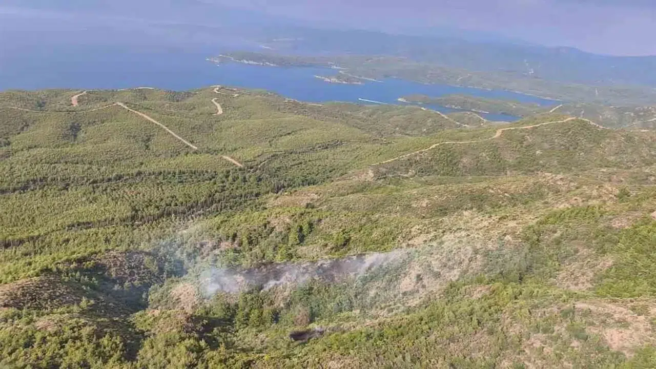 Marmaris'te yıldırım nedeniyle çıkan orman yangını kontrol altına alındı