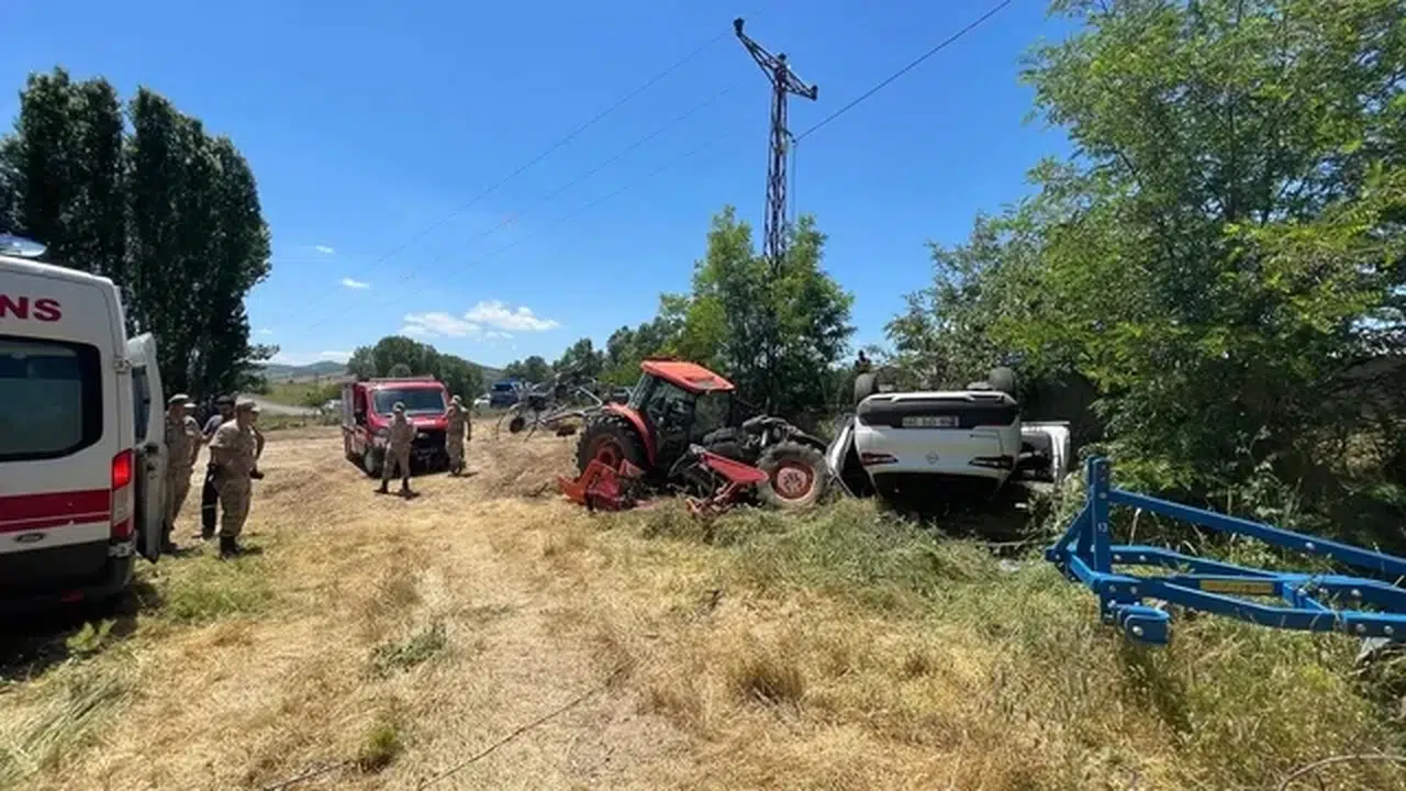 Bingöl'de traktöre çarpan araç ters döndü: 1 kişi ağır yaralı