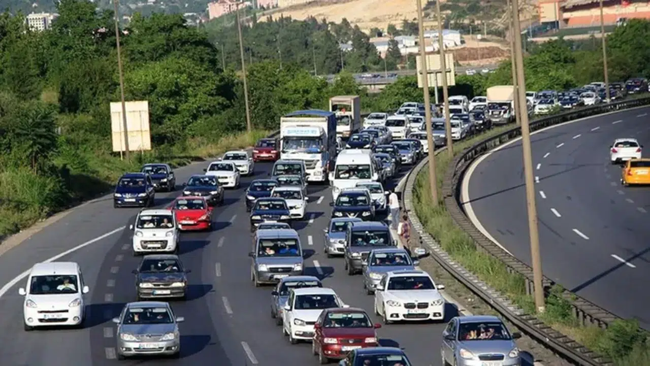 TEM’de kritik trafik düzenlemesi: İstanbul yönünde bazı şeritler geçici olarak kapatılacak