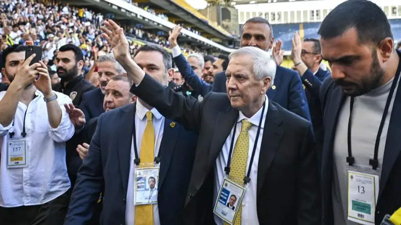 Fenerbahçe'de yeni dönem: Aziz Yıldırım yeniden Fenerbahçe başkanlığına seçildi